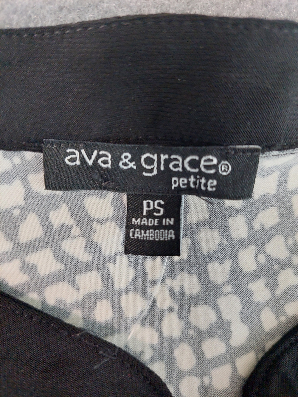 NWT Ava & Grace Petite Black White Geometric Print Sleeveless Henley Blouse SP - Picture 3 of 7